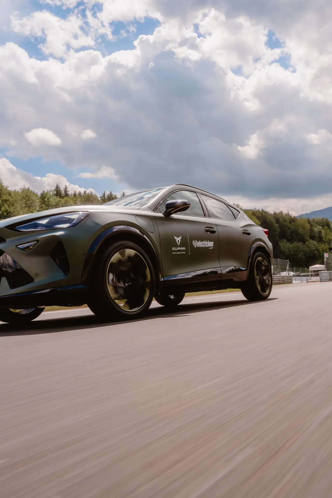 Cupra Formentor mit Electric Love Beschriftung auf der Rennstrecke